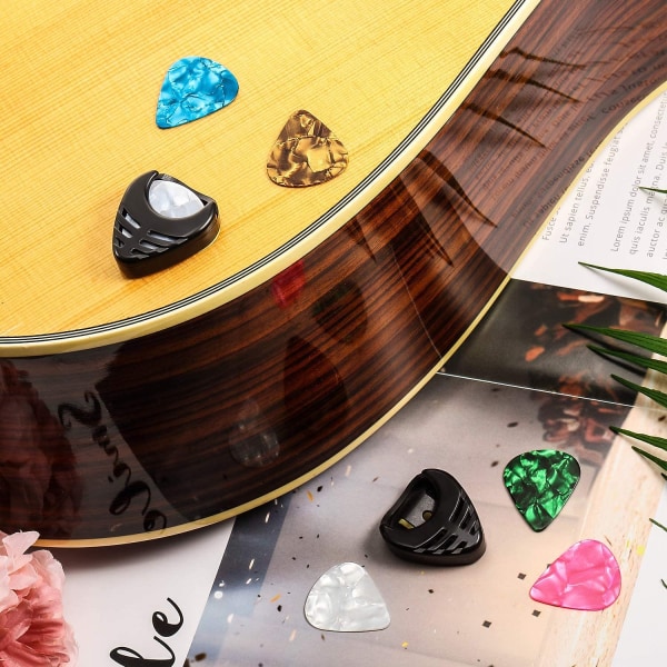 8 stycken självhäftande gitarrplockhållare, svarta plastplockhållare, lätta att fästa på gitarr med självhäftande baksida och fjäder, gitarrtillbehör