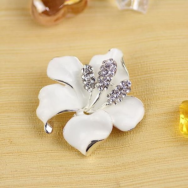 Elegant Brosche i Form af Blomster og Krystal
