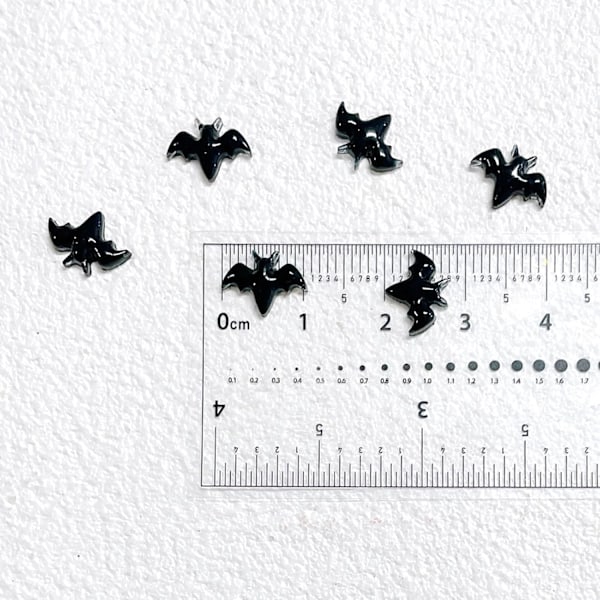 100 st svarta Halloween-minibat-nagelsmycken, tecknade 3D små hartsfladdermöss nagelkonst strass platta baksida söta små nagelsmycken charms mini-fladdermus