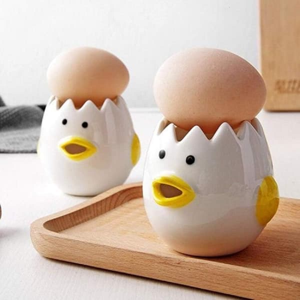 Hvit og plomme eggedeler, kreativ keramisk dekorasjon, kokk