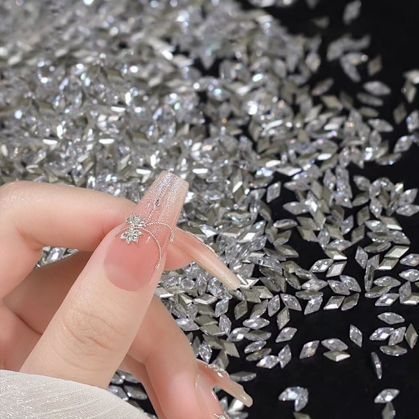 100 kpl 3 mm Mini Rhombic Nail Rhinestones Kiiltävät Zirkon Rhinestones Kynsiin 3D Kynsi Taide Kristallit Rhinestone Charms Kynsiin Design Gemstones Nail Gem