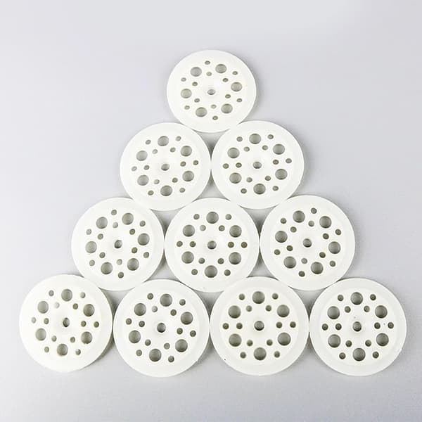 100 plastskiver, 46 mm, for feste og støtte av skumisolasjonspaneler.