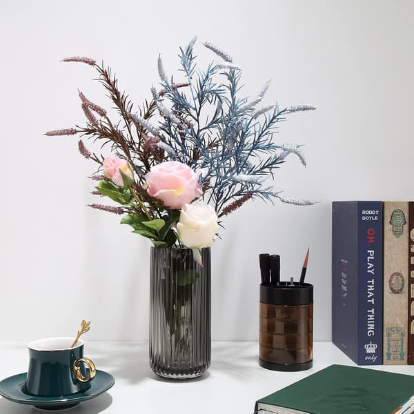 Liten sylindrisk vase i grått riflet glass for rustikk spisebordsdekorasjon