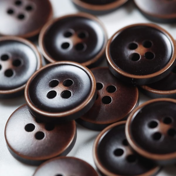 100 stk. Store 1,5 cm brune knapper for søm Rund harpiks brune knapper for håndverk 4 hull Flatback kappe knapper for skjorte genser DIY og klær Brun