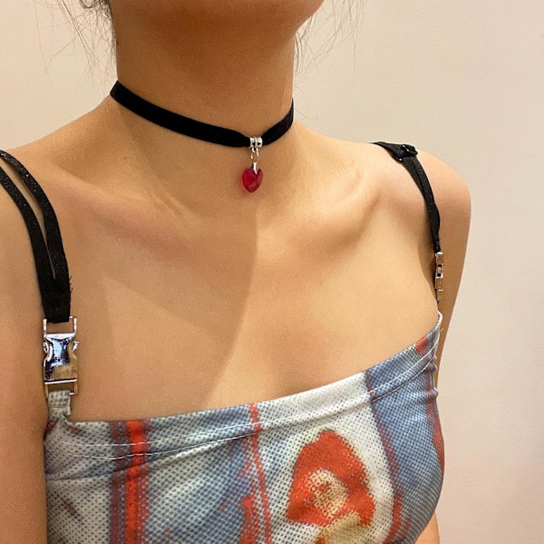 Svart Chokerhalsband för Kvinna Hjärtformad Choker Halsband Justerbart Sammet Choker Mjukt Kragekedja Rött Hjärta Halsband Halloween Cosplay Fest