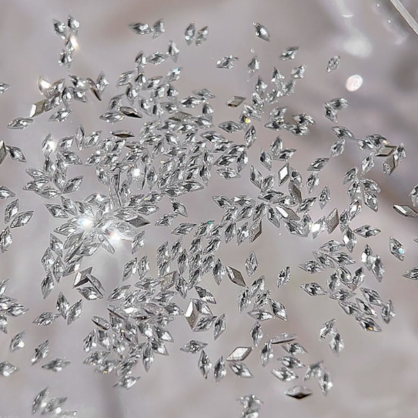 100 stk 3mm Mini Rhombiske Negle Rhinestones Skinnende Zirkon Rhinestones for Negle 3D Neglekunst Krystaller Rhinestone Charms for Negle Design Edelstener Negle Stein