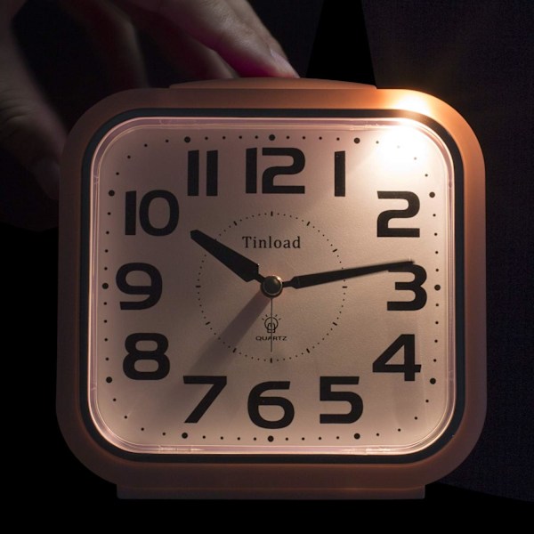 5,5\" Tyst Analog Alarmklocka Icke Tickande, Mjuk Väckning, Pipljud, Ökande Volym, Baerydriven Snooze och Ljusfunktioner, Lätt Vit