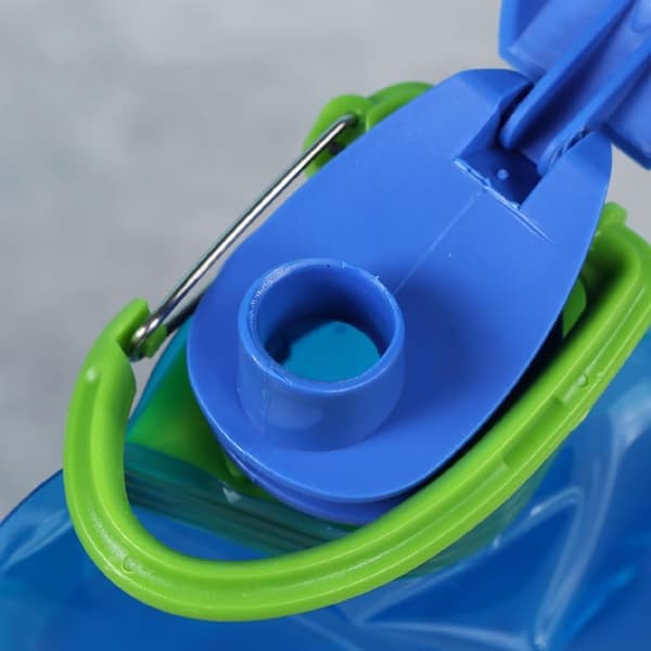 4-pack vikbara vattenflaskor 700 ml BPA-fria hopfällbara läckagesäkra bärbara vattenflaskor med spänne mjuka platta återanvändbara flaskor lätta för
