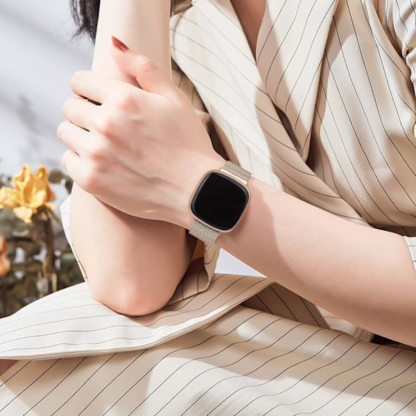 Magnetisk metallrem - justerbart armbånd for Fitbit Versa 3/4 og Sense