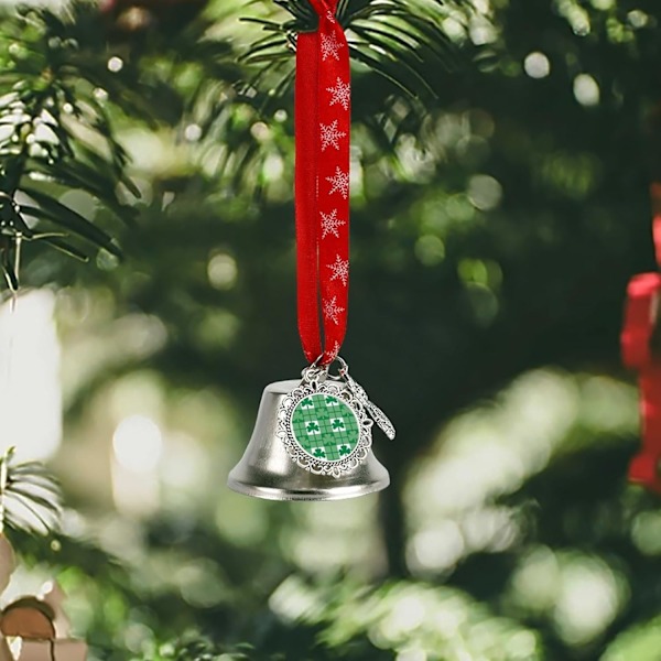 Smaragdgröna Shamrocks Silver Bell Ornament Julgrans Klockor med Röd Lanyard Metall Xmas Hängande Dekorationer för Semesterfest  Vingklocka