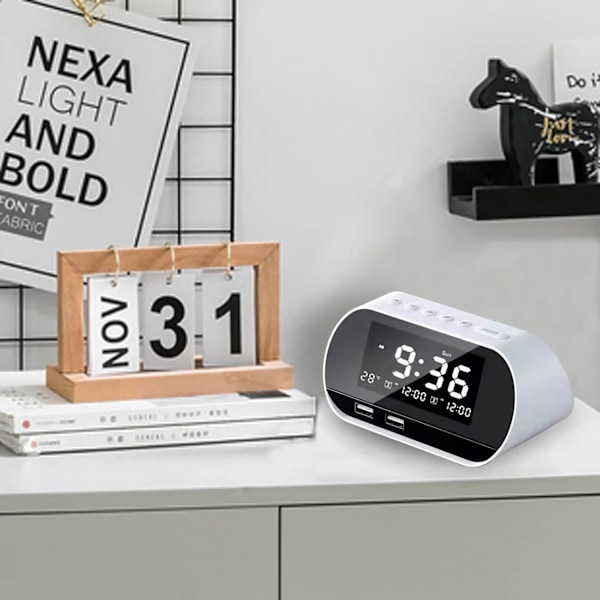 Superhög larmklocka för sovrum, denna digitala väckarklocka med FM-radio, 2 USB-laddare, 2 väckarklockslägen, termometer, Baery White