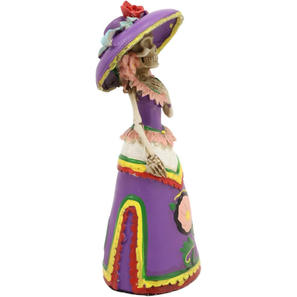 Ebros Gift Day of The Dead DOD Skelett Lady Rosa med Lila Traditionell Cocktailklänning och Floppy Solhatt Figur Fashion Diva Staty Som Ossuarium