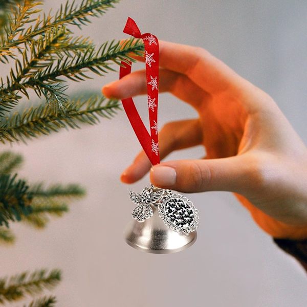 Vita hästar och hästskoprint silverklocka prydnad julgransklockor med rött snöre metall julgranshängande dekorationer för semesterfest