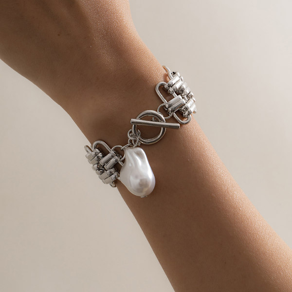 Djärvt armband i metallkedja - Statement Piece för modeentusiaster