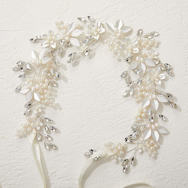 Håndlaget brudehodebånd med rhinestones, blomster og blader