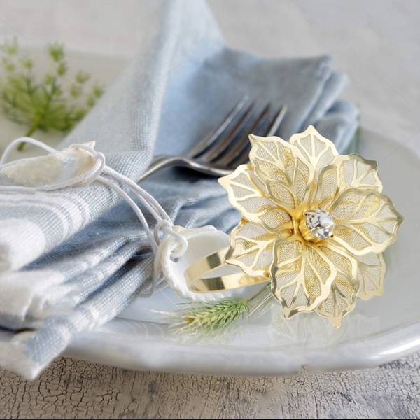 Set med 12 serviettringer i legering med utskjæret blomsterdesign