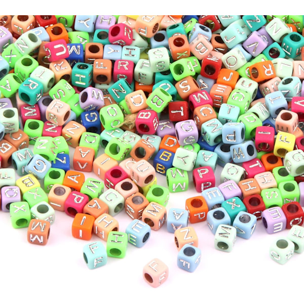 Bogstavperler til trådning - Farverigt sæt med firkantede bogstavperler til armbånd