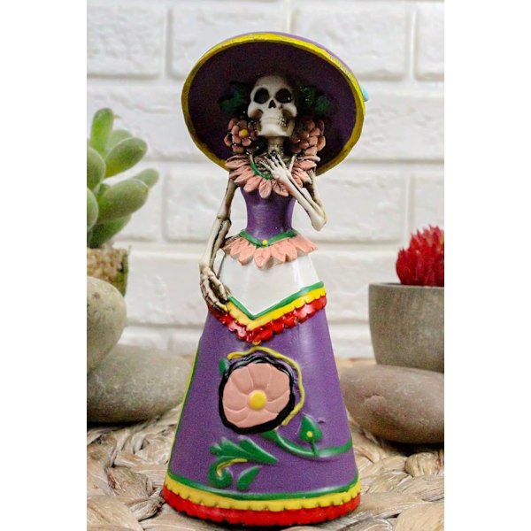 Ebros Gift Day of The Dead DOD Skelett Lady Rosa med Lila Traditionell Cocktailklänning och Floppy Solhatt Figur Fashion Diva Staty Som Ossuarium