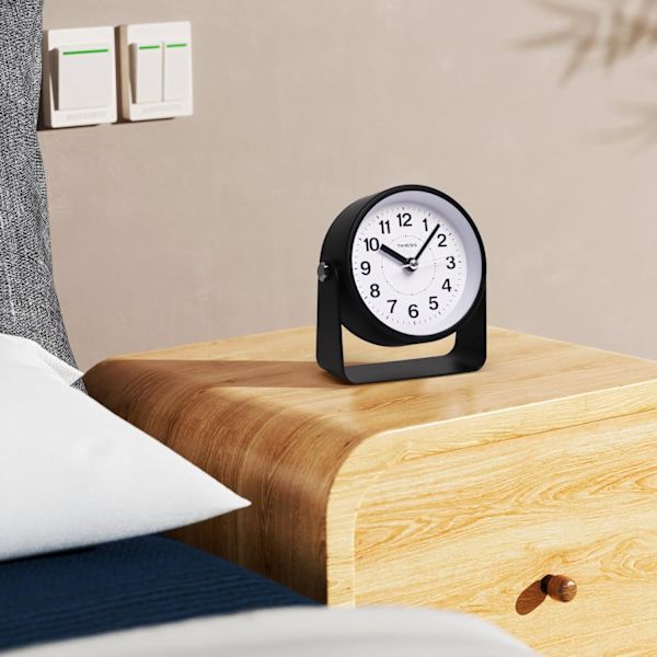 Analog väckarklocka, tyst icke-tickande kvartsrörelse, batteridriven med snooze och on-demand-ljus, enkel att ställa in, skonsam väckning, sängbord, skrivbord, svart
