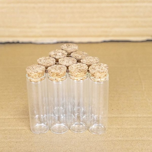 15 ml testrør i glass med kork, tom flaske med korkpropp