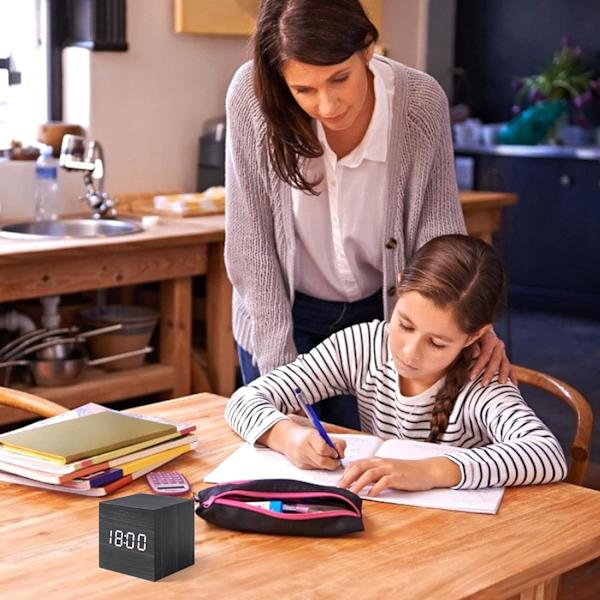2,5-tommers Mini Digital Vekkerklokke, Tre Kubisk Lydstyrt Bordklokke, 3 Alarm Seinger, Tid, Datovisning og Temperaturdeteksjon, for