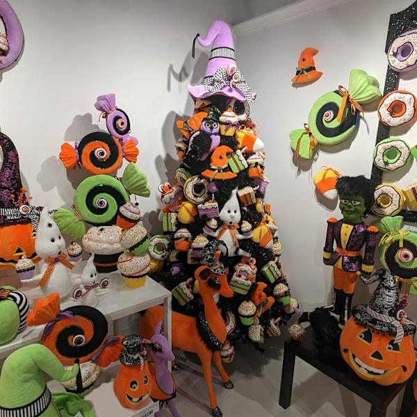 December Diamonds Trick Or Treat - 11\" Sort Raben mit Cupcake