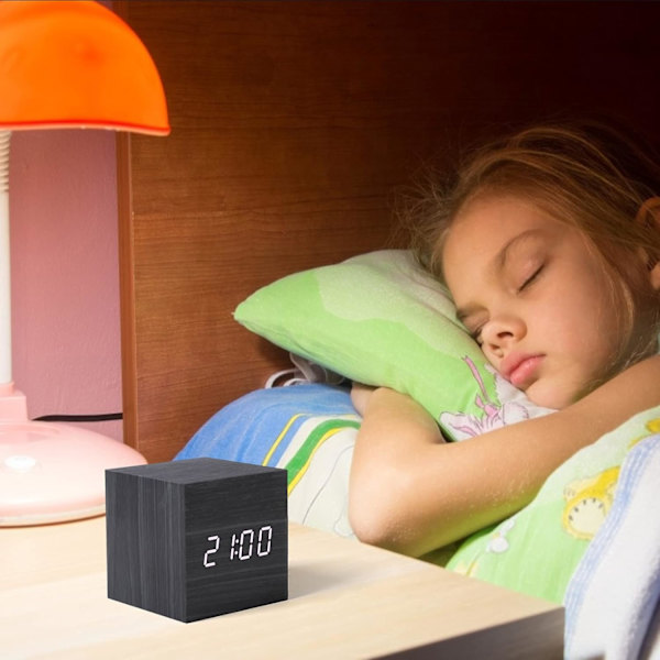 2,5-tommers Mini Digital Vekkerklokke, Tre Kubisk Lydstyrt Bordklokke, 3 Alarm Seinger, Tid, Datovisning og Temperaturdeteksjon, for