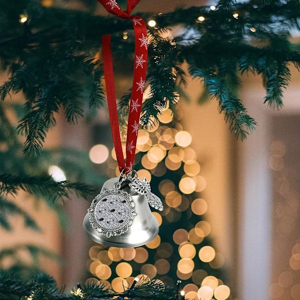 Spindelväv Spöklika spindlar Silverklocka Prydnad Julgransklockor med rött snöre Metall Xmas Hängande dekorationer för semesterfest  Vingklocka