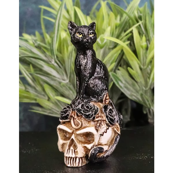 Ebros Cat Witching Hour Heksekunst Sort Kat Mystisk Kat Siddende På Kranie Med Giftroser Mini Figur 3D Katte Kranier Dekorative Wicca Ossuarium