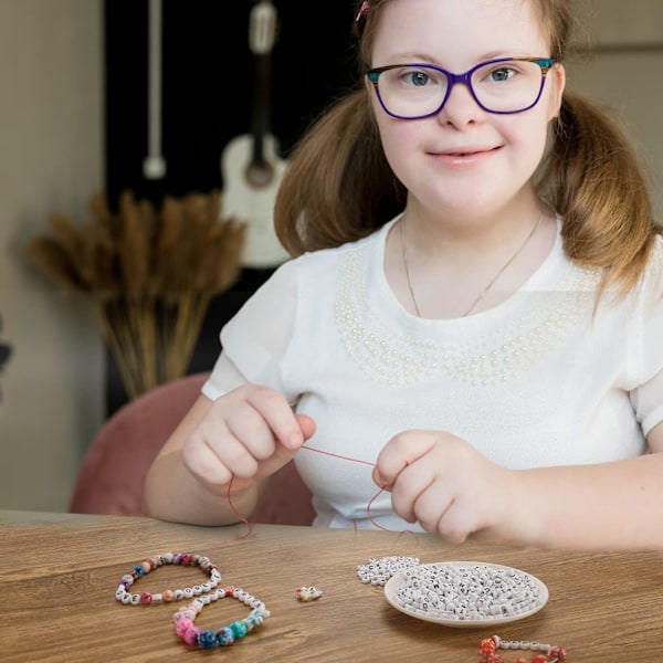 600 stk. Hvide runde bogstavperler til smykkefremstilling - Akryl alfabetperler armbåndssæt