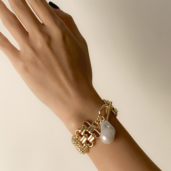 Djärvt armband i metallkedja - Statement Piece för modeentusiaster