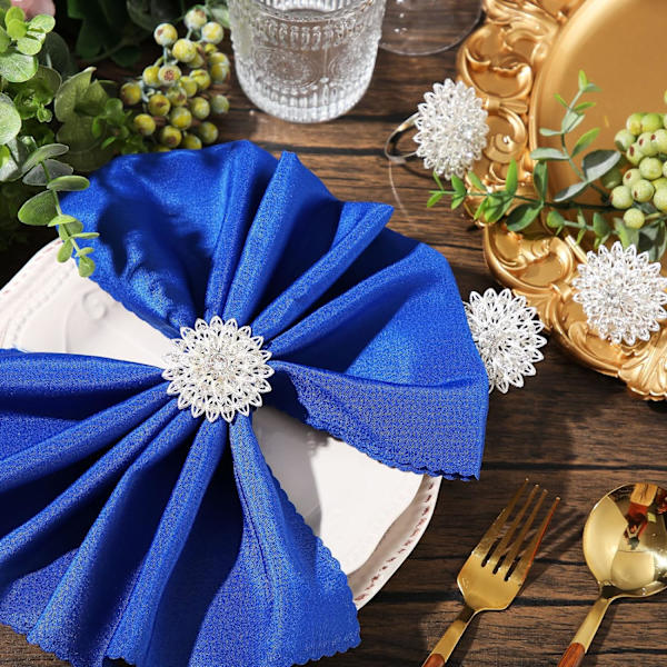 Blomsterserviettringer i legering med blomsterformede rhinestones