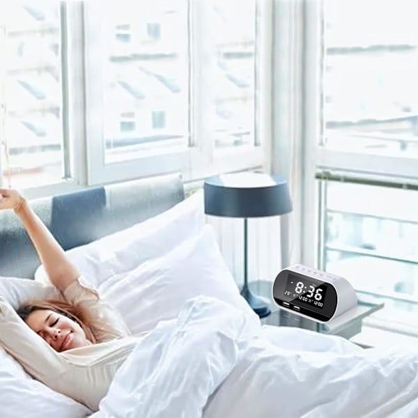 Superhög larmklocka för sovrum, denna digitala väckarklocka med FM-radio, 2 USB-laddare, 2 väckarklockslägen, termometer, Baery White