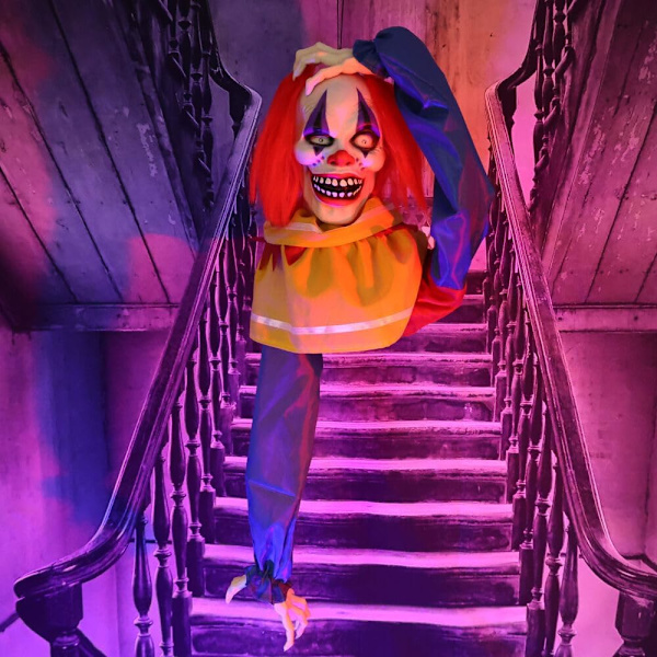 Haunted Hill Farm Pop-Up Talking Clown Head med Light-Up Eyes, Touch-Activated Animatronic för Scary Tabletop Dekoration, Creepy 14\" Clown