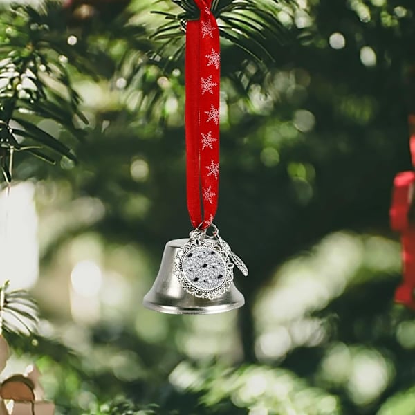 Spindelväv Spöklika spindlar Silverklocka Prydnad Julgransklockor med rött snöre Metall Xmas Hängande dekorationer för semesterfest  Vingklocka