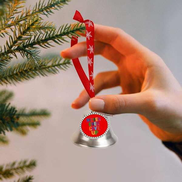 Ge aldrig upp silverklocka prydnad julgransklockor med rött snöre metall julgranshängande dekorationer för semesterfest kärleksklocka kärlek