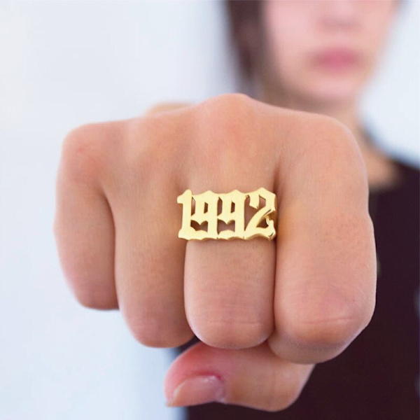 Nytt baby Födelseår Ringar Rostfritt stål Gamla engelska siffror Ringar Gamla siffror Smycken Bröllopspresenter Bague Femme Rose Gold Resizable