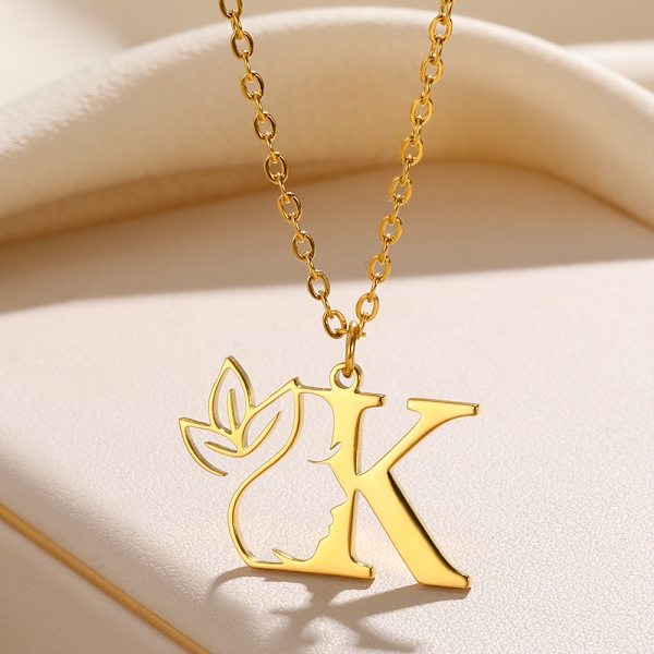 Skönhet Blomma Inledande Halsband Kvinnor Flicka Gåvor Rostfritt stål Guld Färg Brevhänge Choker Alfabet Smycken Gratis frakt 45cm K