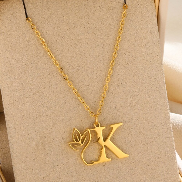 Pretty Women Brev Blomma Halsband Rostfritt stål Guld Färg Inledande hänge Halsband Alfabet Smycken Flicka Present Gratis frakt 45cm H
