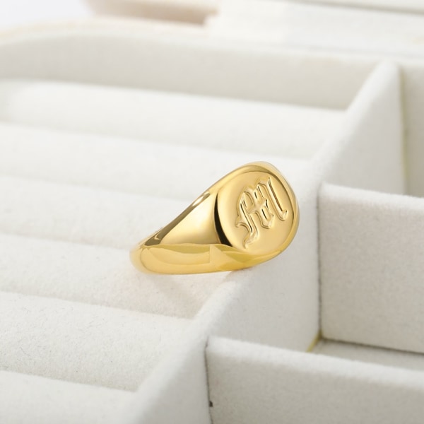Gamla engelska bokstäver Ringar För Kvinnor Män Finger Smycken Ringar Storlek 8 Rostfritt stål Initialer Round Top Stämplade Ringar Gold-color L