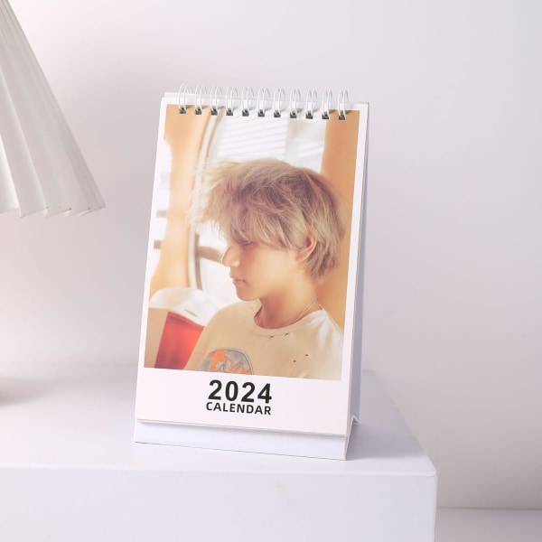 Kim Tae Hyung V Skrivbordskalender Kpop BTS Kim Tae Hyung Layover 2024 Kalender för skrivbordsdekoration