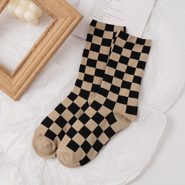 Höst och vinter Nytt schackbräde rutiga strumpor, röd ridbok för kvinnor online Populära fashionabla strumpor japanska rutiga bomullsstrumpor White Card Checkerboard All yards