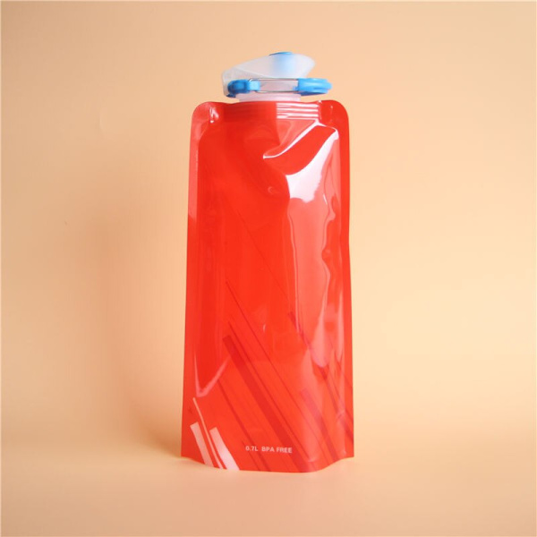 700 ml Bärbar Ultralätt hopfällbar vattenpåse Mjuk kolvflaska Utomhussport Vandring Camping Vattenväska Camping Vattenhink Red