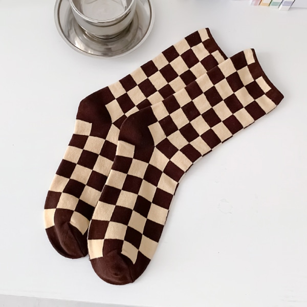 Höst och vinter Nytt schackbräde rutiga strumpor, röd ridbok för kvinnor online Populära fashionabla strumpor japanska rutiga bomullsstrumpor black and white checkerboard All yards