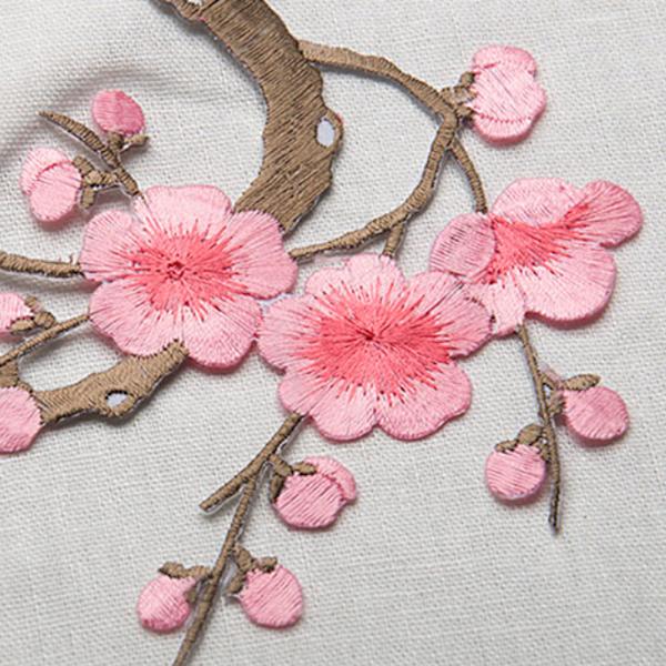 Vackra broderade plommonblommor Flower Patch Stryk/sy på App Beige