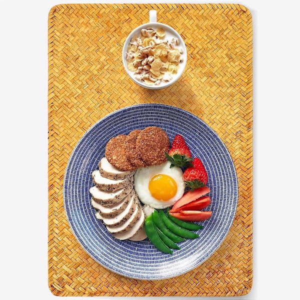 Pakkaus, jossa 3 luonnonmertaheinäistä ruokailualustaa, 45 cm x 30 cm, käsin kudotut suorakulmaiset rottinkiset tabletit