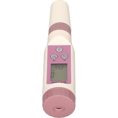 Denne 7-i-1 vandkvalitetstester har Bluetooth-forbindelse og kan nøjagtigt måle pH, TDS, temperatur og salinitet.