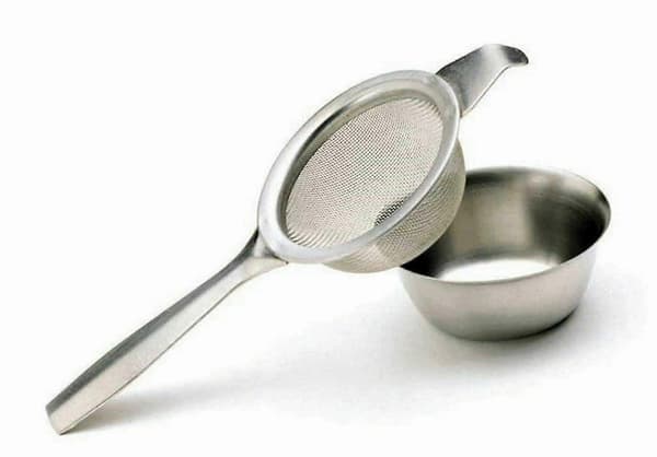 Teräksinen teesiivilä Genware Sunnex jalustalla, retro-siivilä