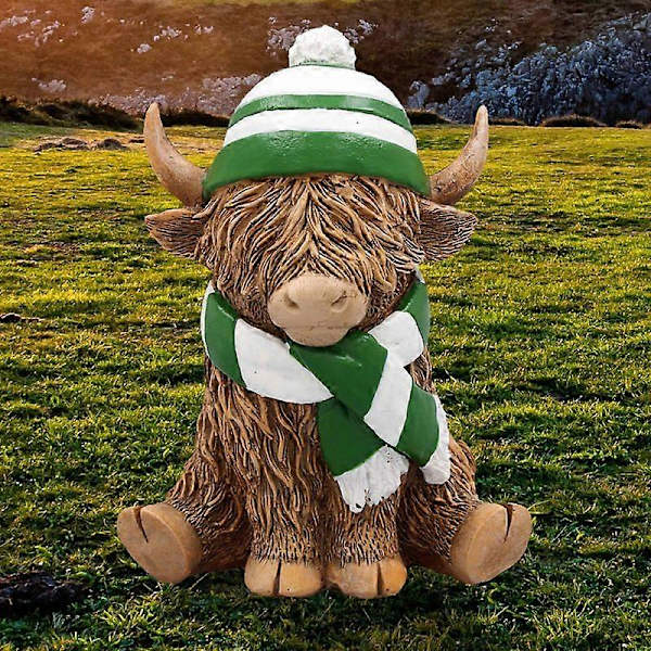 Figurin Julepynt Highland Cow med Sjal og Hat - Sæsonbestemt Ornament i Resin