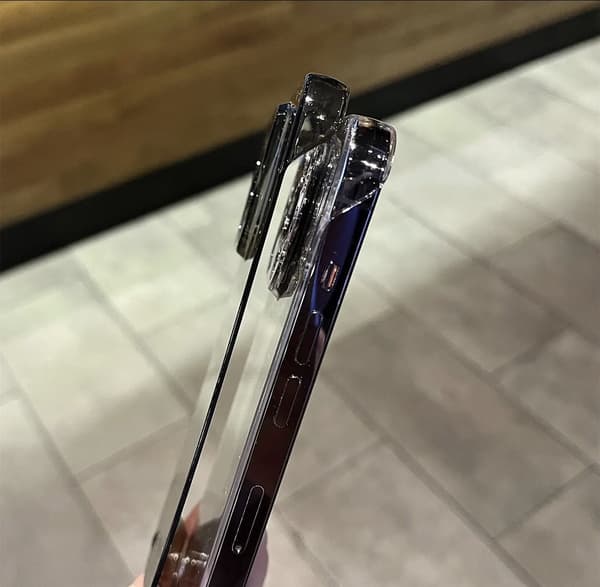 Erittäin ohut ja läpinäkyvä iPhone 16 Pro -kuori
